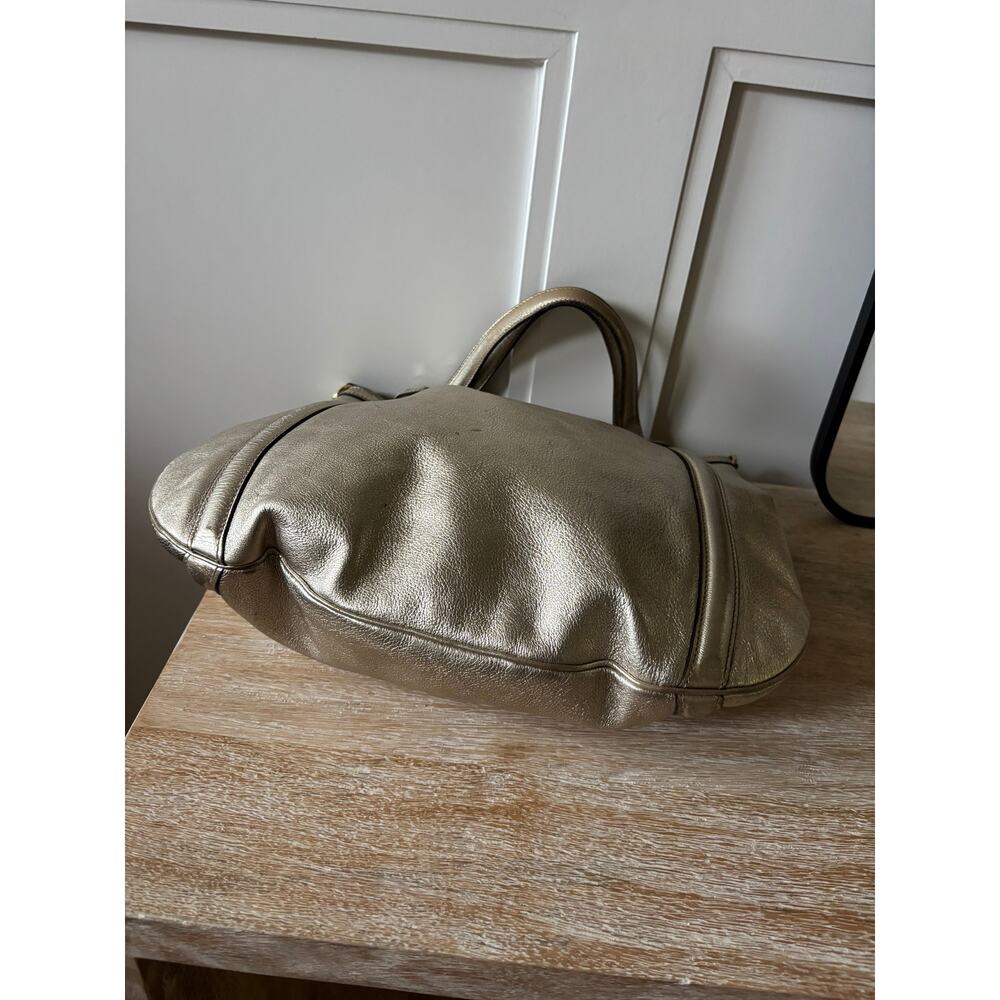 Gucci Metallic Gold Leather Shoulder Bag with Gold Logo - Picture 3 of 10